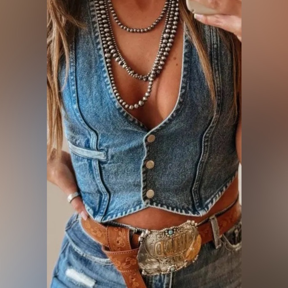 NEW HOUSE OF HARLOW LIGHT DENIM CROP VEST WITH GOLDEN BUTTONS TO ADD ELEGANCE!🎁 - Picture 9 of 10